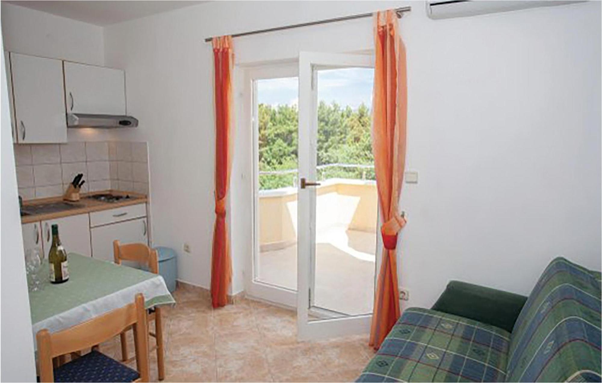 Amazing Apartment In Malinska With Kitchen Luaran gambar