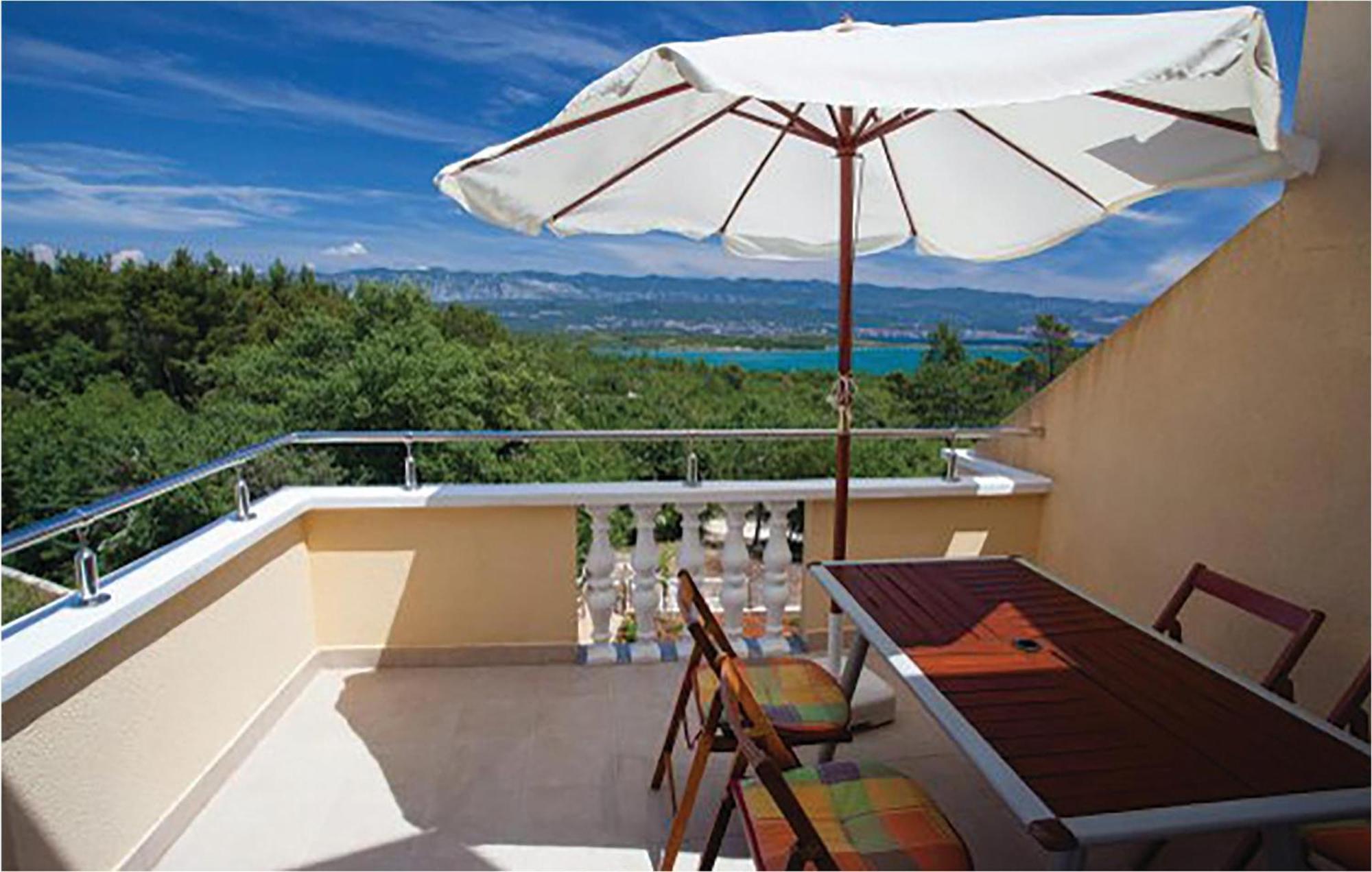 Amazing Apartment In Malinska With Kitchen Luaran gambar