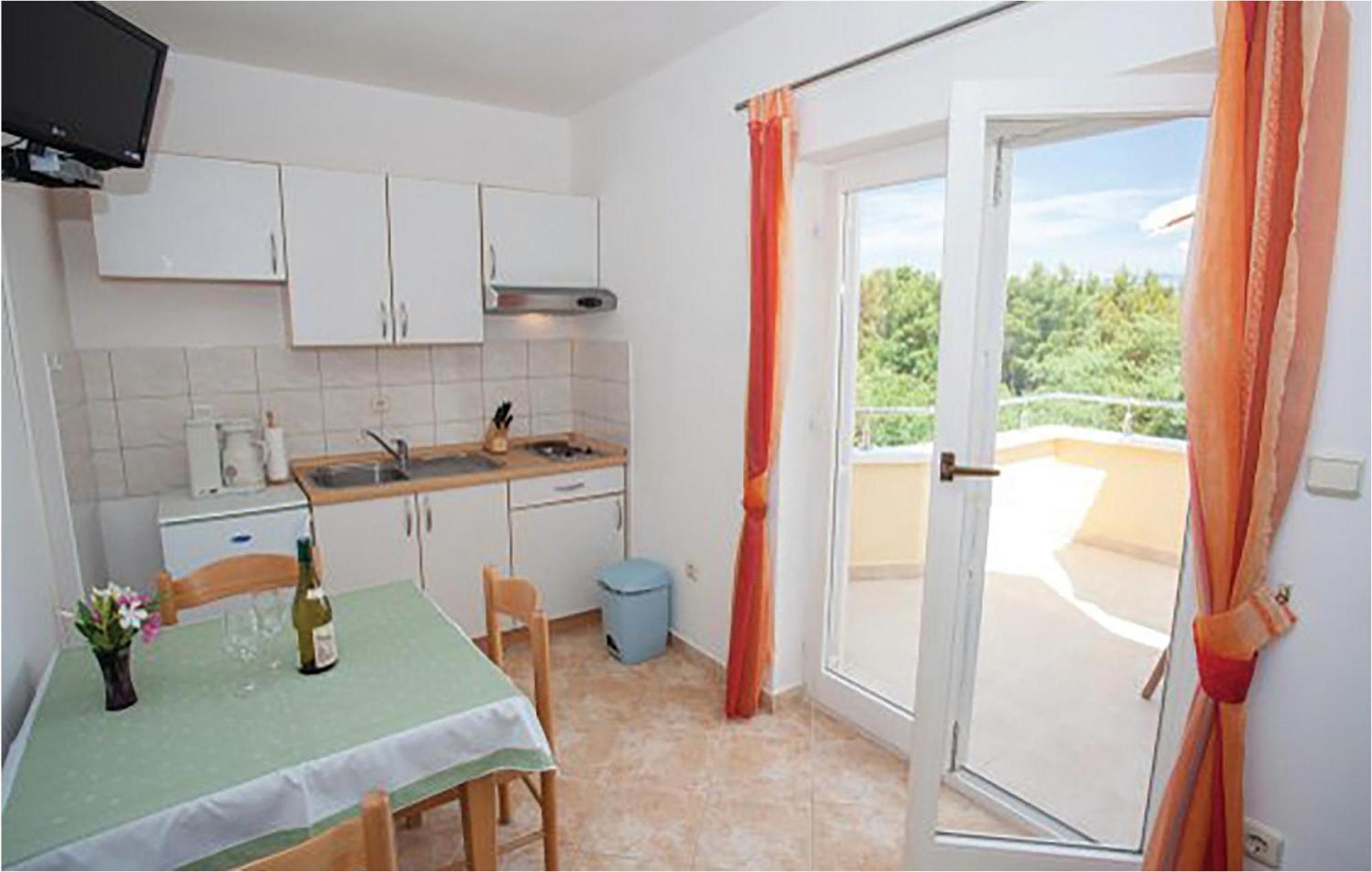Amazing Apartment In Malinska With Kitchen Luaran gambar