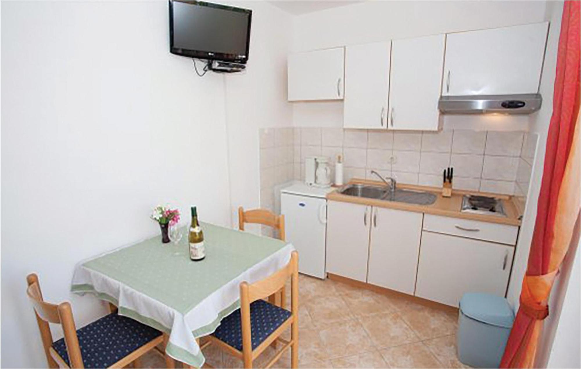 Amazing Apartment In Malinska With Kitchen Luaran gambar