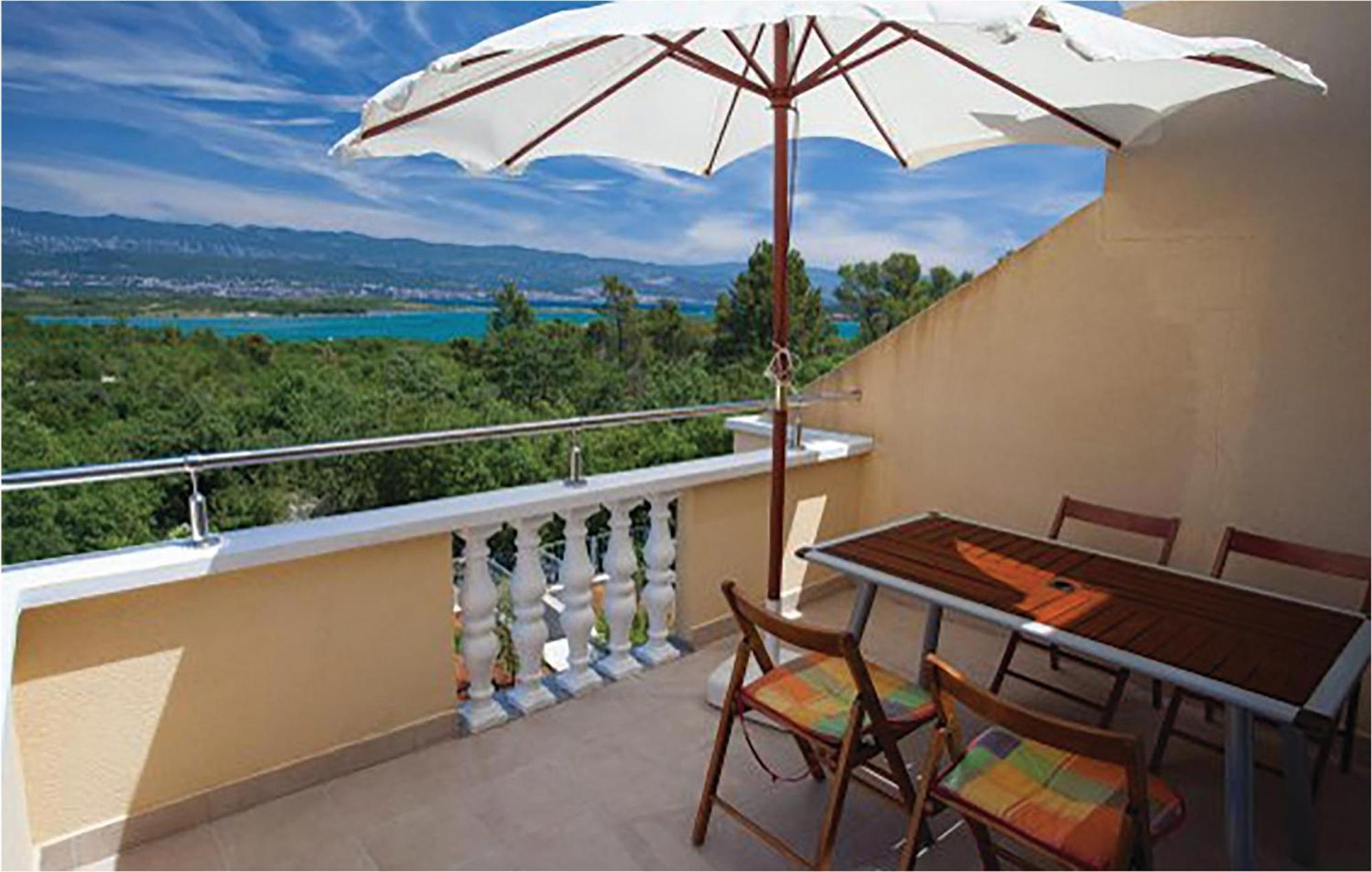 Amazing Apartment In Malinska With Kitchen Luaran gambar